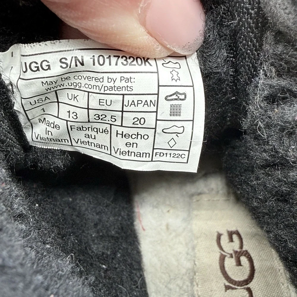 UGG‎ Neumel II / black/ Kids Boot - SZ 1